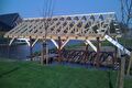 Houten overkapping aan het water