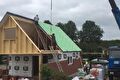 Houtskeletaanbouw met kapconstructie in aanbouw