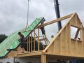 Houtskelet van een aanbouw met dakbeschot