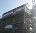 Steiger en bouwlift bij een optopping door Bouwbedrijf Tombouw